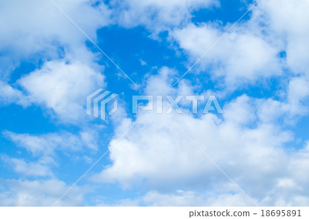 積雲或積雲秋天天空白色雲彩和藍天背景材料複製空間字符空間 積雲或積雲秋天天空白色雲彩和藍天背景材料複製空間字符空間 18695891