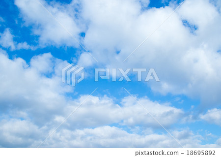 積雲或積雲秋天天空白色雲彩和藍天背景材料複製空間字符空間 18695892