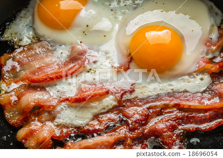 Bacon and eggs 18696054