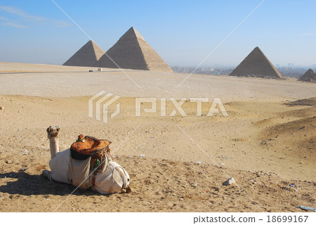  金字塔 18699167