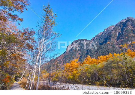 Promenade along the Azusa River in Kamikochi in autumn Promenade along the Azusa River in Kamikochi in autumn 18699358