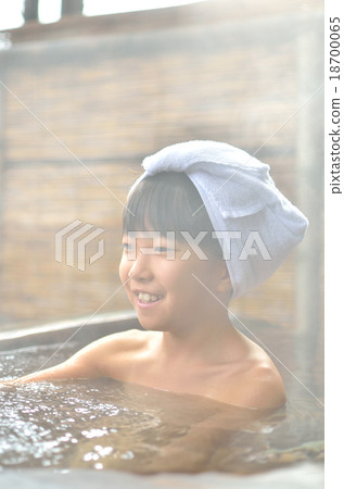 Girls leisingly at the hot springs 18700065