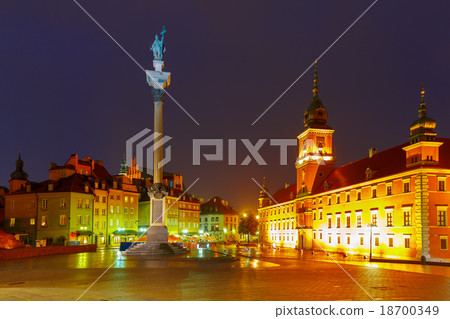 Castle Square at night in Warsaw, Poland. Castle Square at night in Warsaw, Poland. 18700349