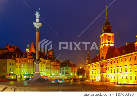 Castle Square at night in Warsaw, Poland. 18700350