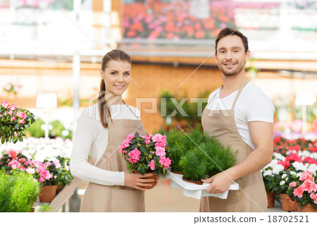 Positive florists working together Positive florists working together 18702521