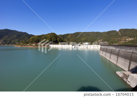 Mountains that began to be colored in autumn, Shinku lake and Shukubo dam 18704015