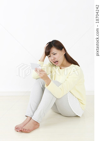 享受與智能手機的婦女 享受與智能手機的婦女 18704242