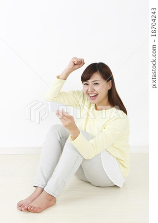 享受與智能手機的婦女 享受與智能手機的婦女 18704243