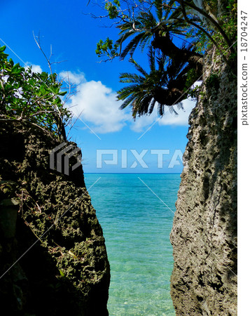 Sea that passed through Sabithi cave Sea that passed through Sabithi cave 18704247
