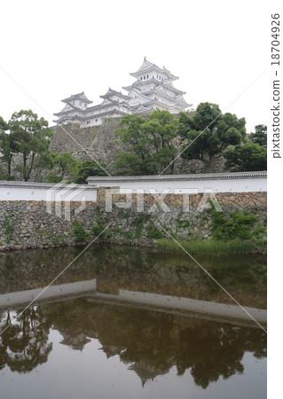 Himeji castle seen from Mikuni moat 18704926