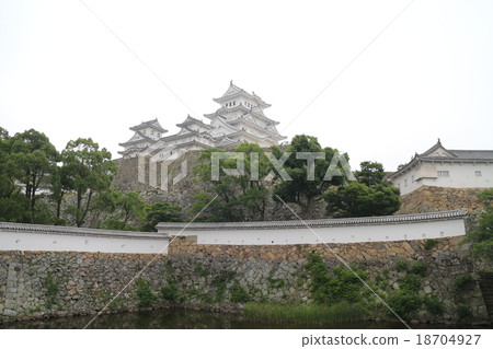 Himeji castle seen from Mikuni moat 18704927