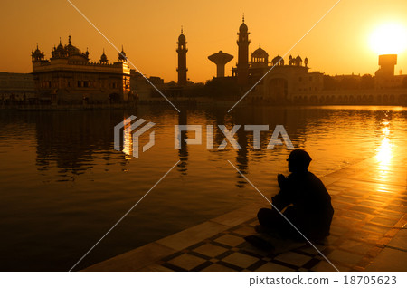 Sikh pilgrims at Golden Temple India 18705623