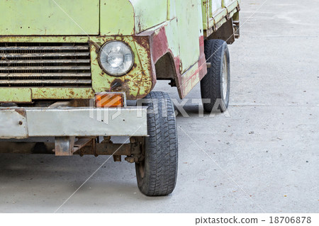 Old rusty car 18706878