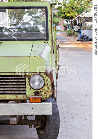 Old rusty car 18706881