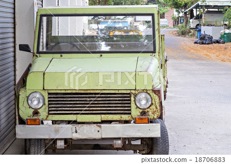 Old rusty car 18706883