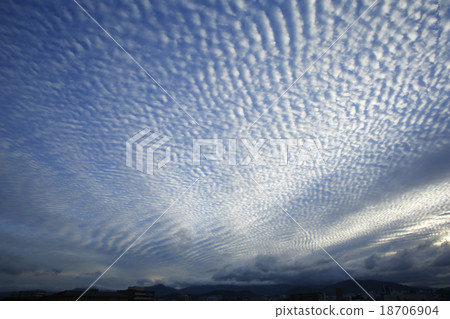 雲彩和波浪雲彩 18706904