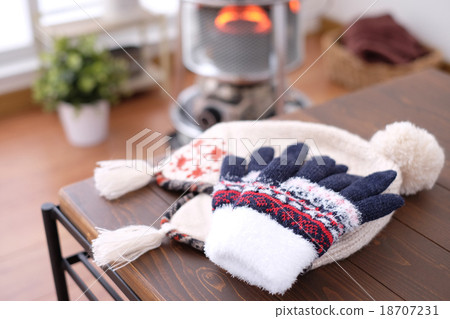 Gloves and knit cap 18707231