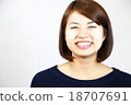 一個年輕的女人帶著微笑 18707691