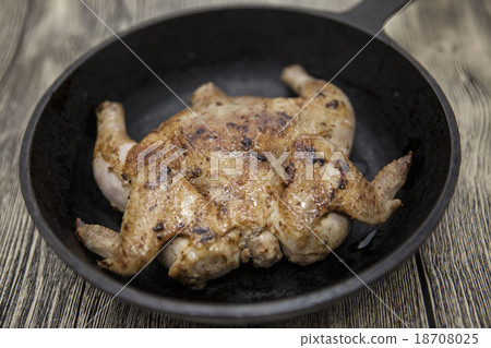 Fried chicken tapaka on iron pan   18708025