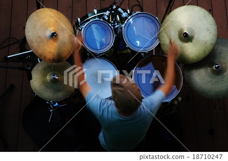 Drum performance 18710247