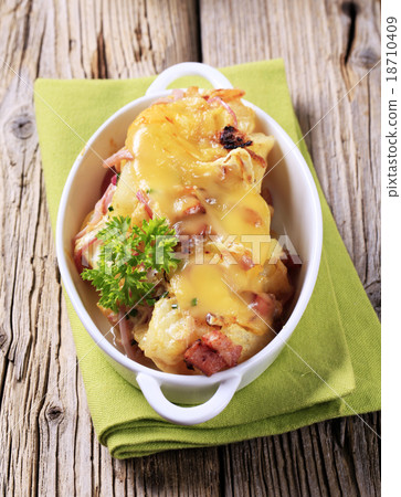 Potatoes Au Gratin 18710409