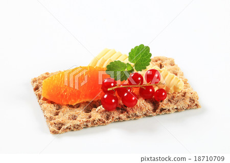 Whole grain crispbread with fruit 18710709