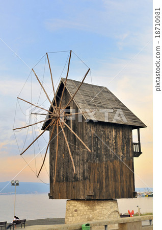 Old wooden windmill 18710981