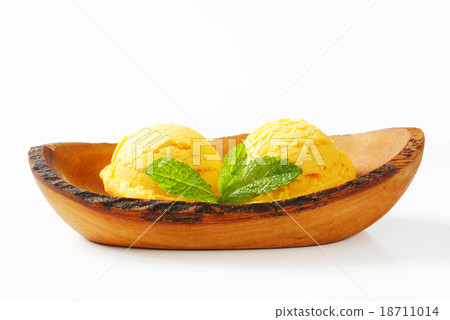 Ice cream served in natural wood bowl 18711014