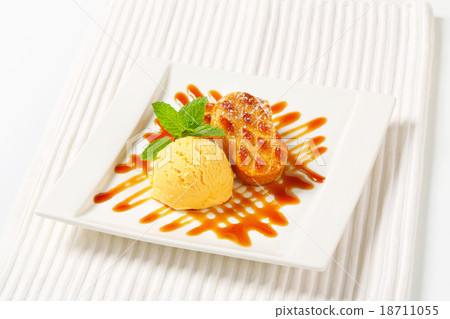 Small Dutch cakes with ice cream and drizzle sauce Small Dutch cakes with ice cream and drizzle sauce 18711055