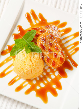 Small Dutch cakes with ice cream and drizzle sauce 18711057