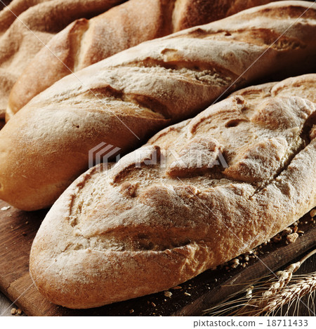 fresh bread 18711433