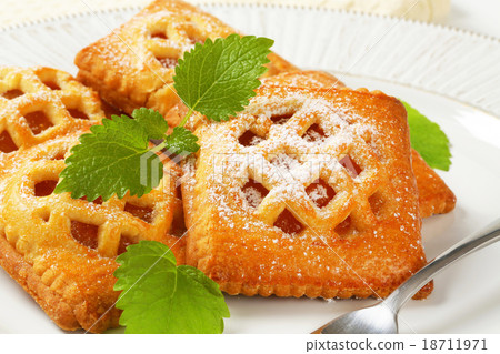 Little apricot pies 18711971