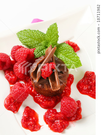 Mini chocolate cake with fresh raspberries 18711982
