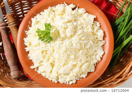 Bowl of Bryndza cheese and fresh chives 18712004