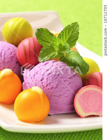 Fruit-flavored ice cream and pralines 18712705