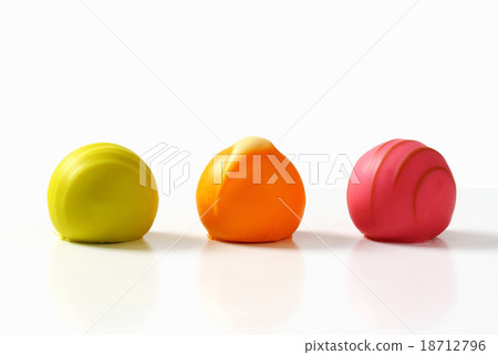 Fruit flavored pralines 18712796