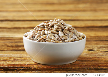 Raw sunflower seed 18713403