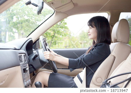 Middle OL driving car 18713947
