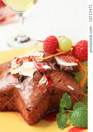 图库照片: star-shaped gingerbread cake