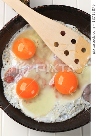 Preparing ham and eggs 18715879