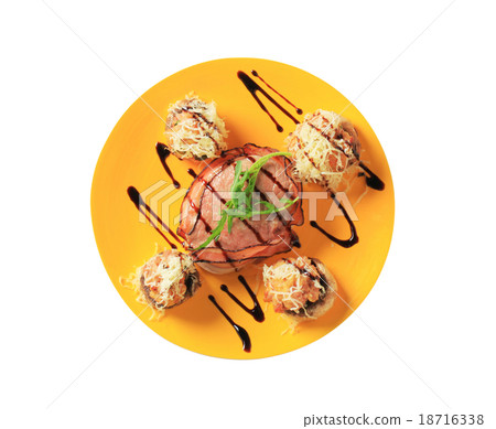 Stuffed mushrooms and bacon-wrapped pork fillet Stuffed mushrooms and bacon-wrapped pork fillet 18716338