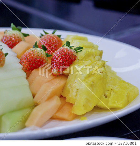 fresh fruits 18716801