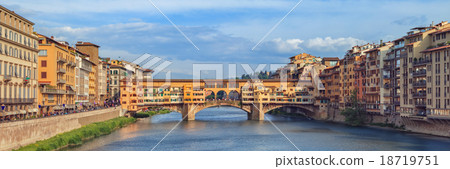 Famous bridge Ponte Vecchio, Florence, Italy 18719751