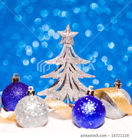 christmas ornament in snow on glitter background 18721128