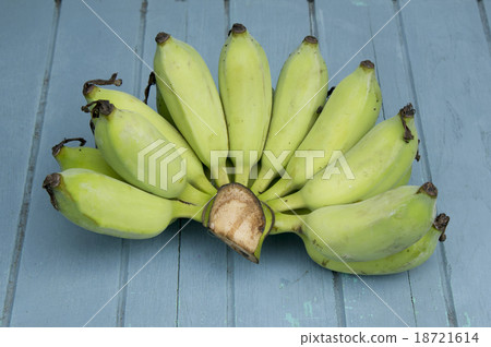 Green Banana on wood background Green Banana on wood background 18721614