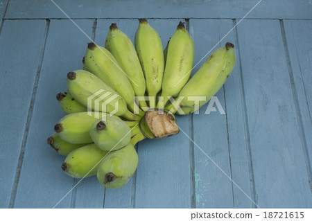 Green Banana on wood background Green Banana on wood background 18721615