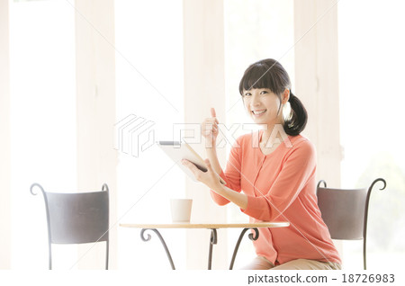 A woman who operates a tablet 18726983