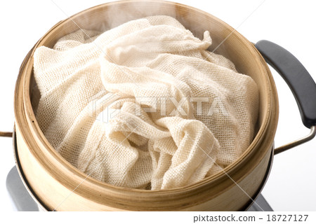 製作蒸米飯(竹蒸籠蒸煮的米飯) 製作蒸米飯(竹蒸籠蒸煮的米飯) 18727127