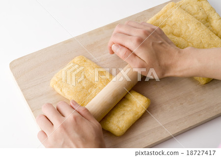 Making inarizushi fried tofu preparation 18727417