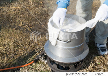 Mochi-making(蒸糯米)9 Mochi-making(蒸糯米)9 18728249